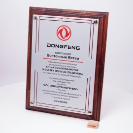 Плакетка из дерева и металла DONGFENG NZ524 