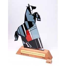 Награда из акрила по форме заказчика на деревянном основании в виде трапеции. NZ702